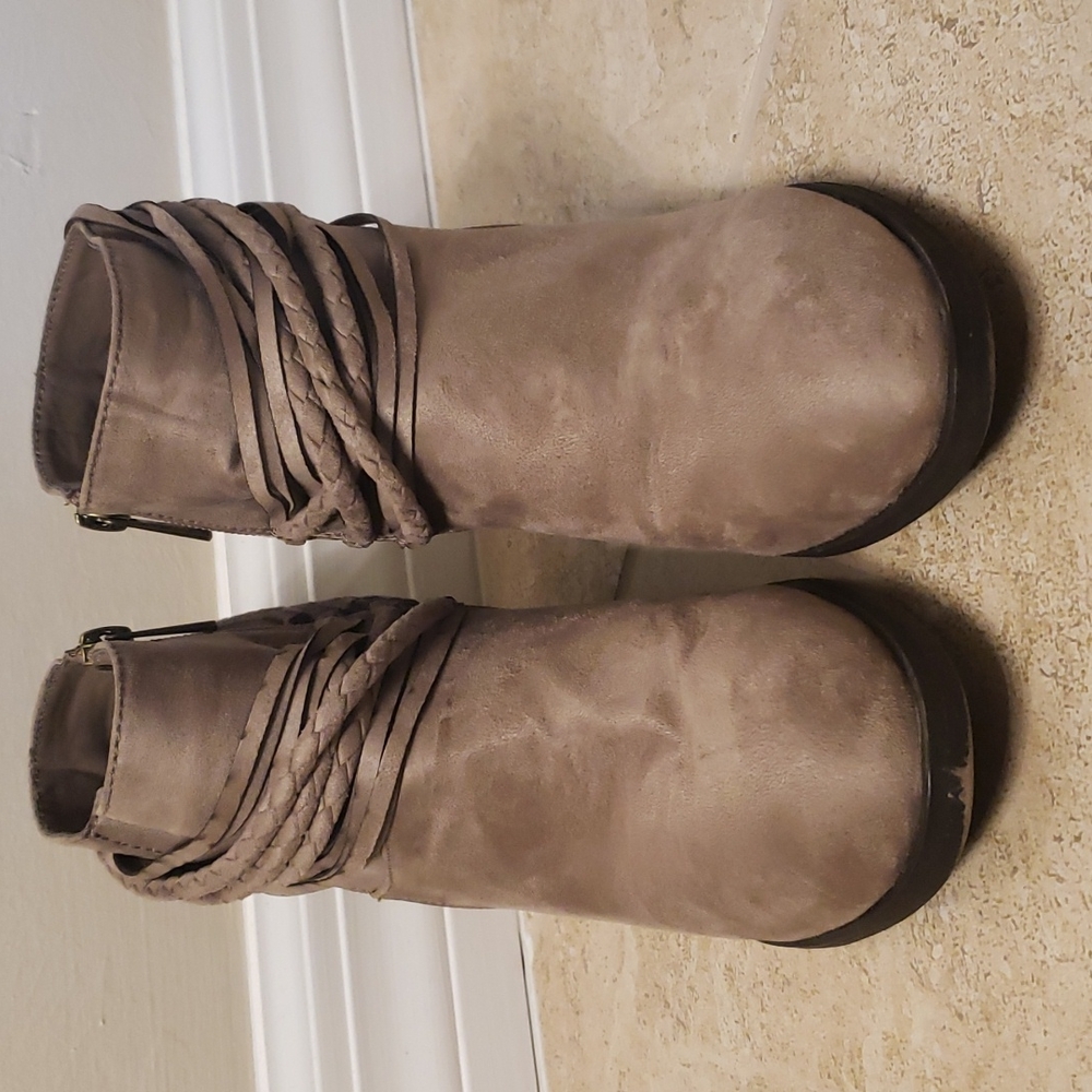 Boots - Picture 3 of 10